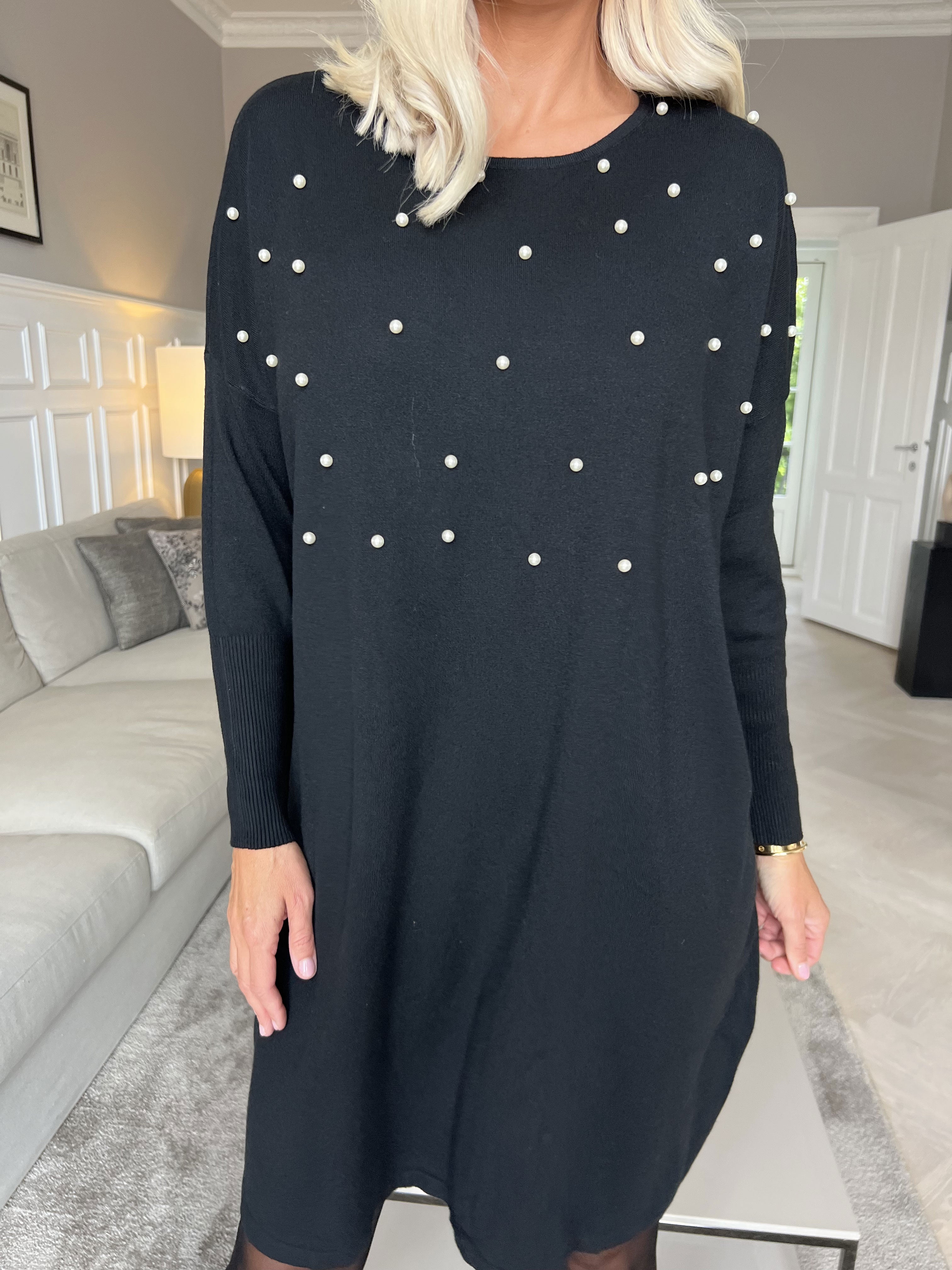 Stefania - Bekväm stickad klänning utsmyckad med pärlor